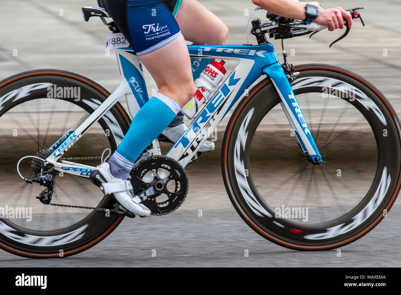 No.1882 bici da strada Trek, telaio di ciclo bianco blu, ruote da  bicicletta close-up, ruota da bicicletta da strada, TT Time Trial, bici in  fibra di carbonio triathlon, corse da corsa pro,