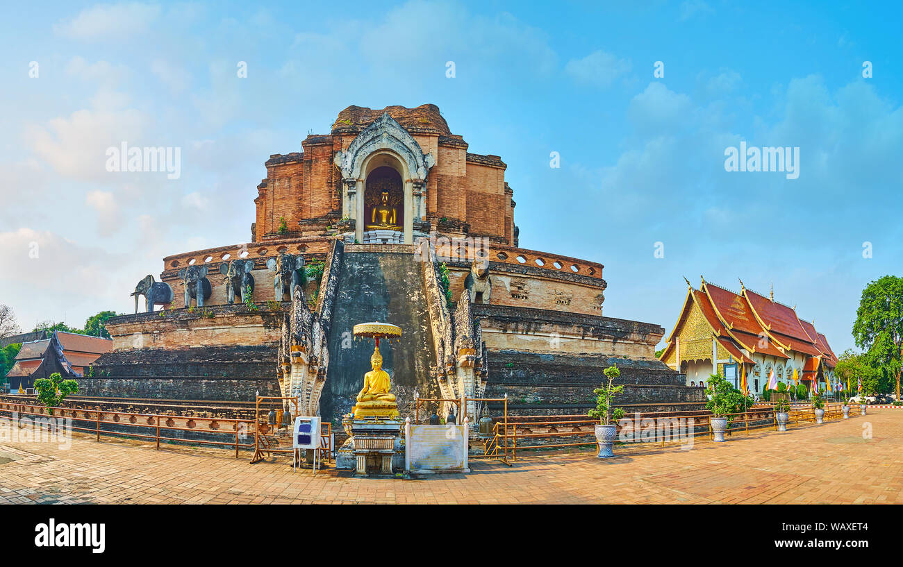 Panorama del centro storico di Phra Chedi Luang parzialmente in rovina nel terremoto, decorata con gigante di pietra naga serpenti, elefanti, motivi scolpiti e gi Foto Stock