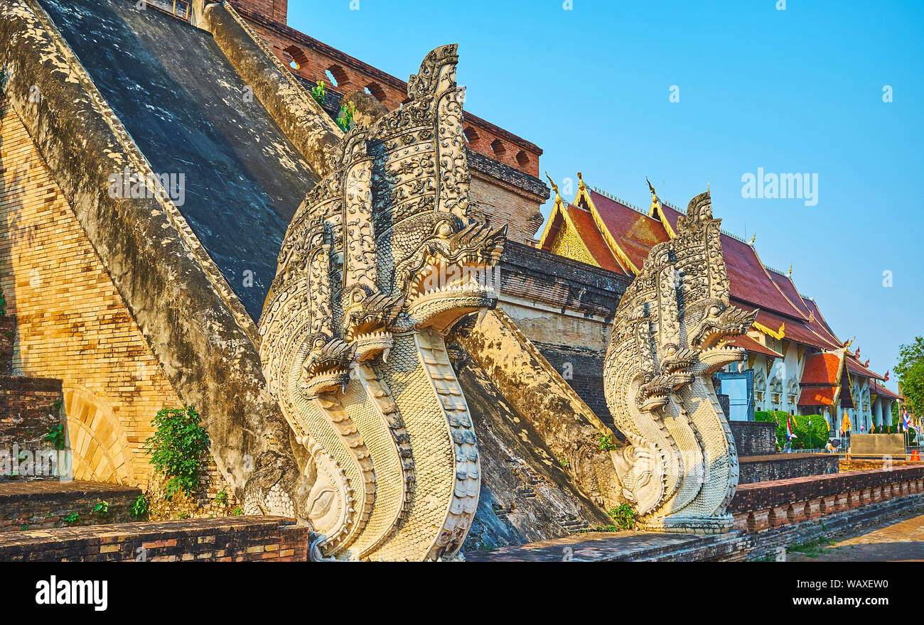Il capolavoro intagliato Naga serpenti decorano le rovine esistenti di Phra Chedi Luang, situato in Wat Chedi Luang complessa, Chiang Mai, Thailandia Foto Stock