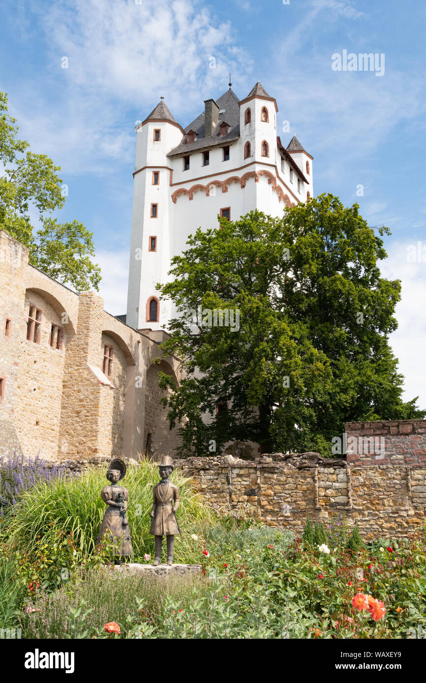 Eltville Castello elettorale con una statua di bronzo di un giovane biedermeier nel giardino di rose sotto - Eltville am Rhein, Germania Foto Stock