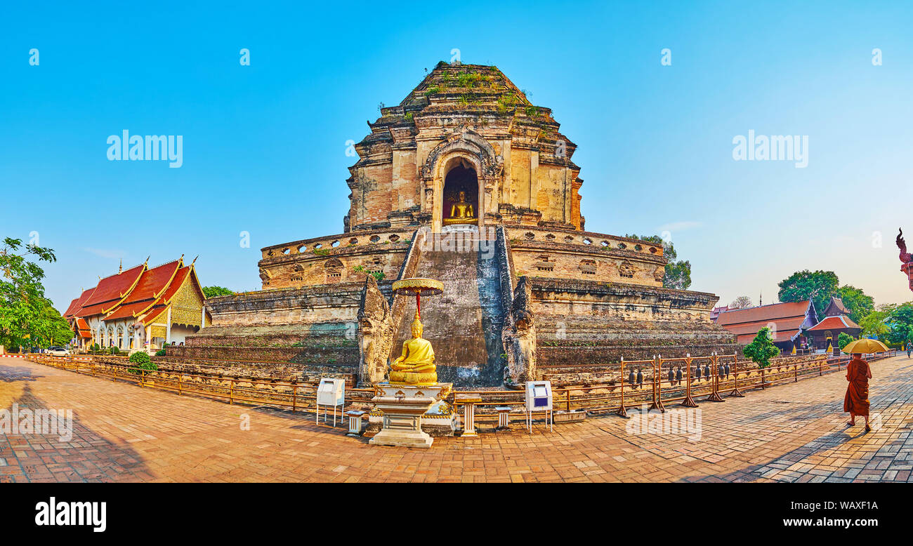 Osservare il panorama di extant Phra Chedi Luang con mattoni intagliati patterns, statue di Naga serpenti dorati le immagini del Buddha di Chiang Mai, Thailandia Foto Stock