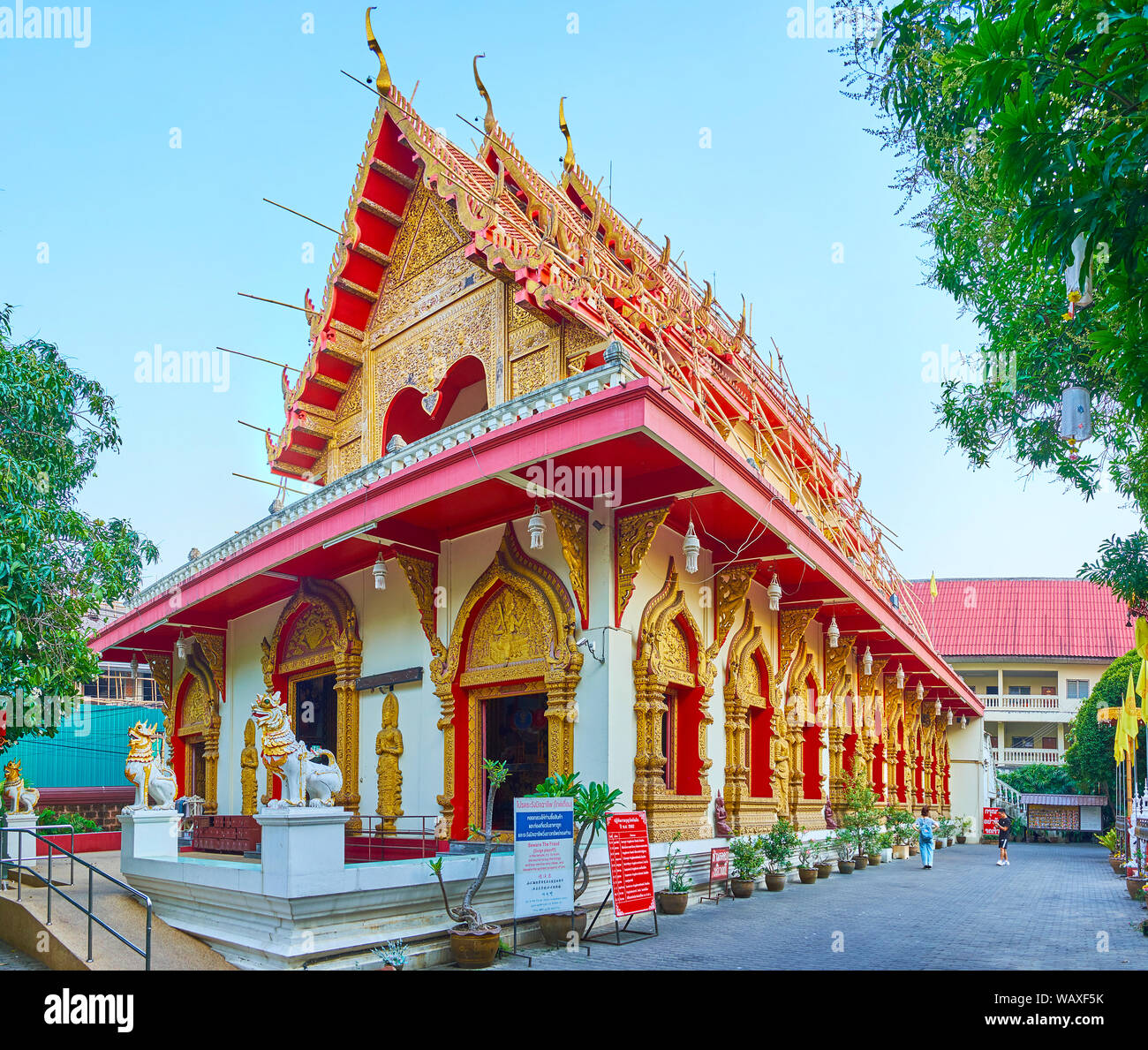 CHIANG MAI, Thailandia - 2 Maggio 2019: Viharn di Wat Phan su, decorata con sculture, modanature, dettagli dorati e custodito da caple di chinthe Lions e d Foto Stock