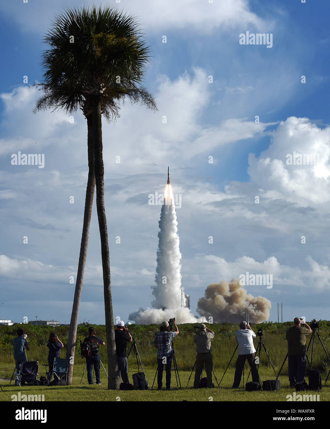 Un United Launch Alliance Delta IV razzo nello spazio al complesso 37 di Cape Canaveral Air Force Station portante la seconda III GPS Magellan veicolo spaziale ad un orbita terrestre media per gli Stati Uniti Air Force. Foto Stock