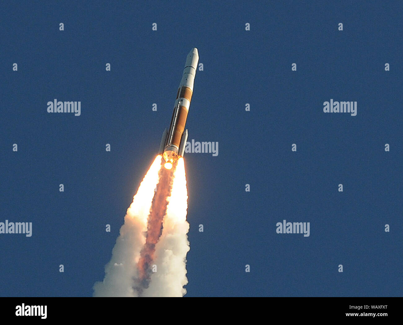 Un United Launch Alliance Delta IV razzo nello spazio al complesso 37 di Cape Canaveral Air Force Station portante la seconda III GPS Magellan veicolo spaziale ad un orbita terrestre media per gli Stati Uniti Air Force. Foto Stock