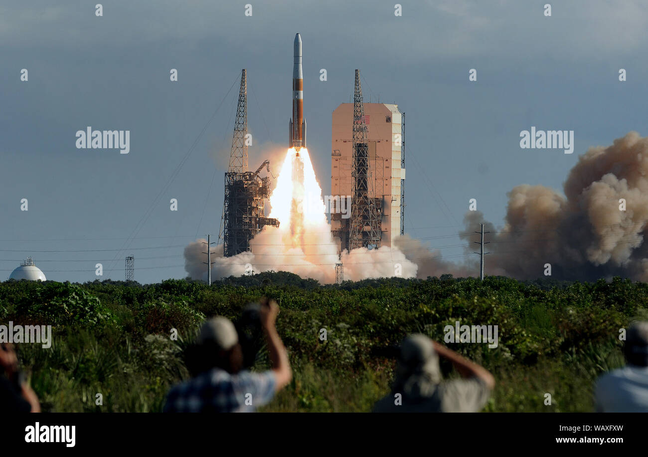 Un United Launch Alliance Delta IV razzo nello spazio al complesso 37 di Cape Canaveral Air Force Station portante la seconda III GPS Magellan veicolo spaziale ad un orbita terrestre media per gli Stati Uniti Air Force. Foto Stock