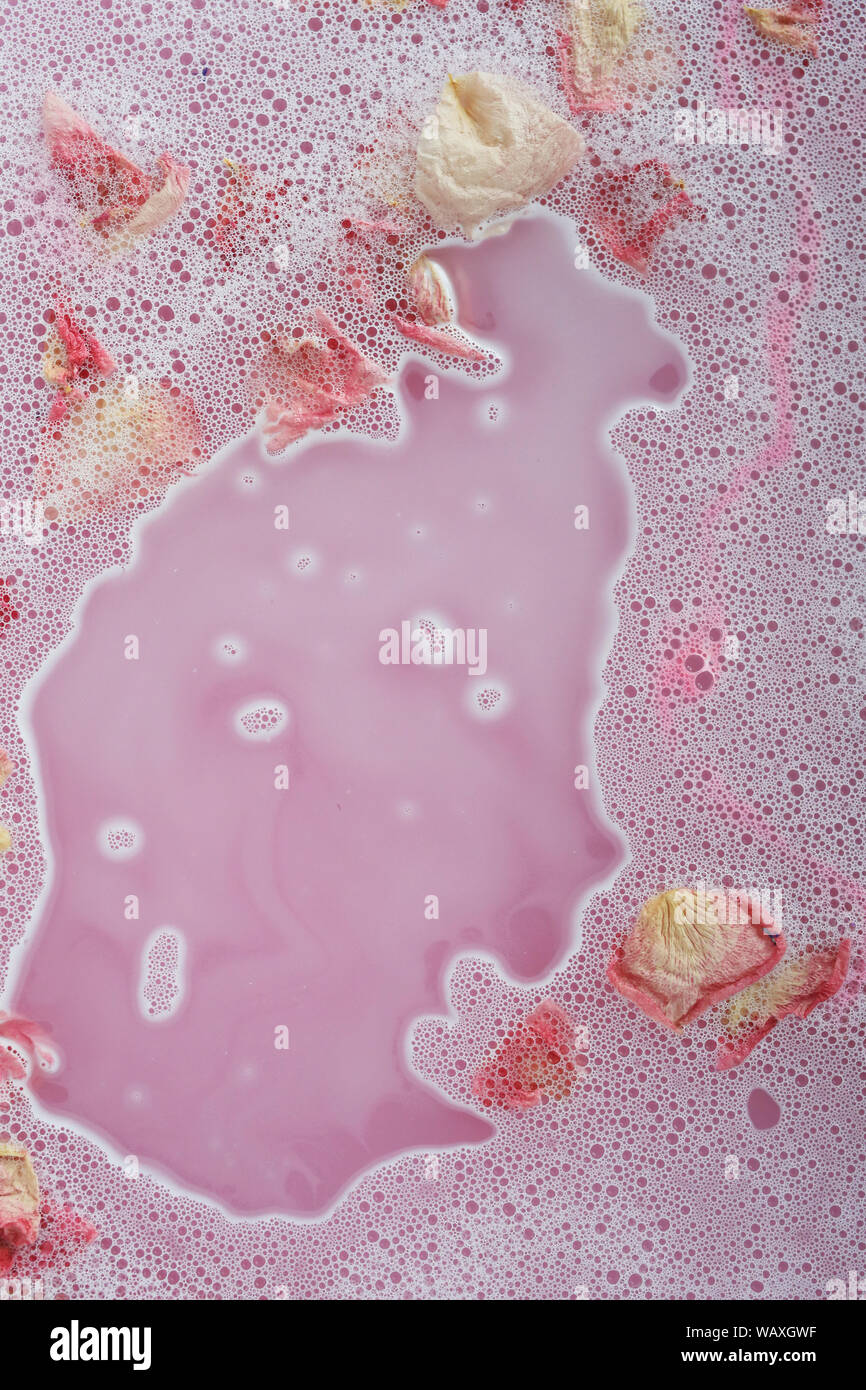 Bagno con schiuma e petali di fiori Foto Stock