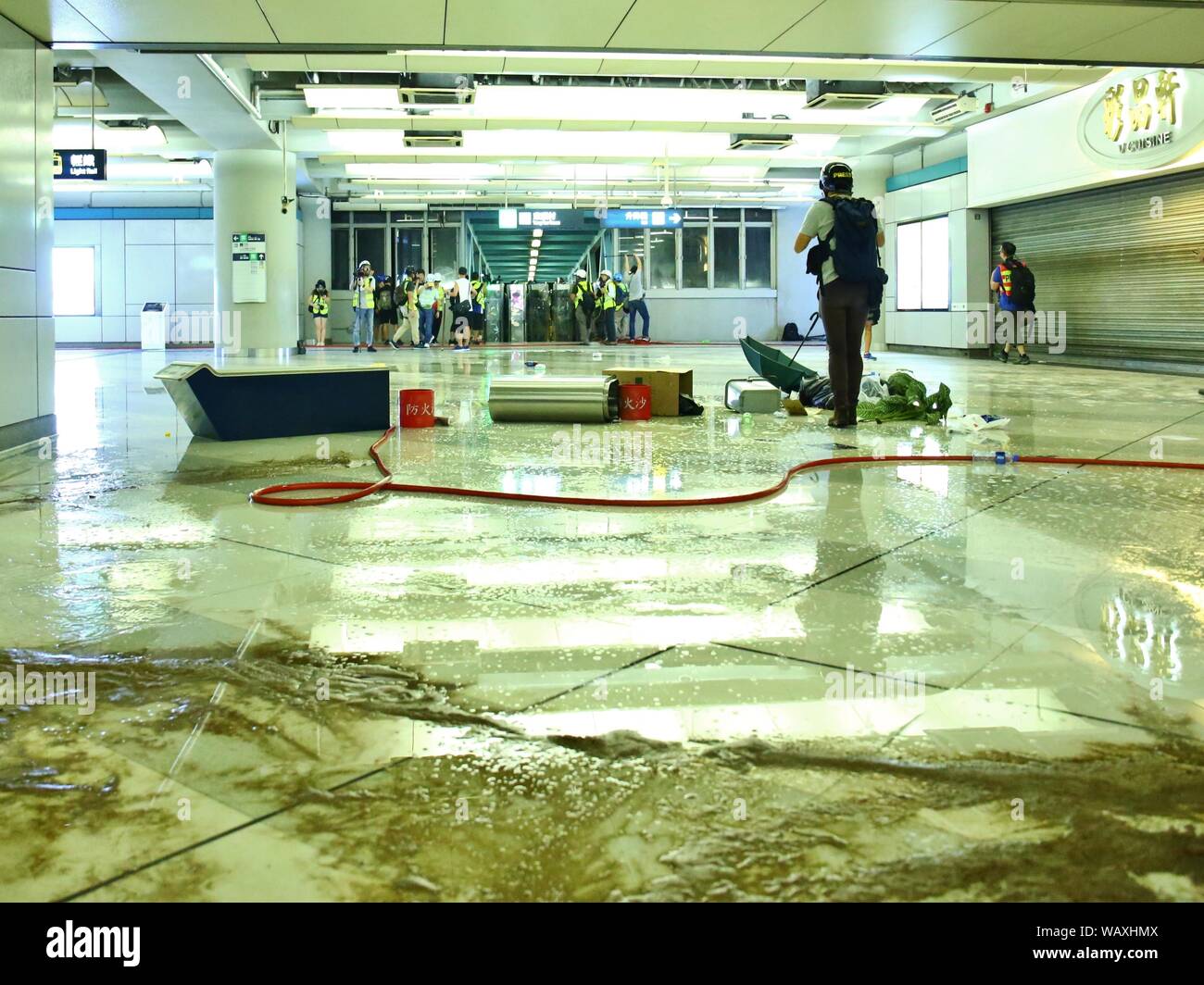 Hong Kong. 21 Ago, 2019. I manifestanti si riuniranno presso la Yuen Long alla stazione MTR per contrassegnare il XXI Luglio tumulti dove la polizia è accusato di trasformare l'occhio sul gangster sta attaccando protestets alla stazione. Credito: Gonzales foto/Alamy Live News Foto Stock