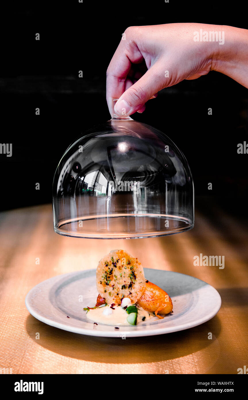 Ravioli di aragosta con Hokkaido ricci di mare la schiuma e baby spinaci. Foto Stock