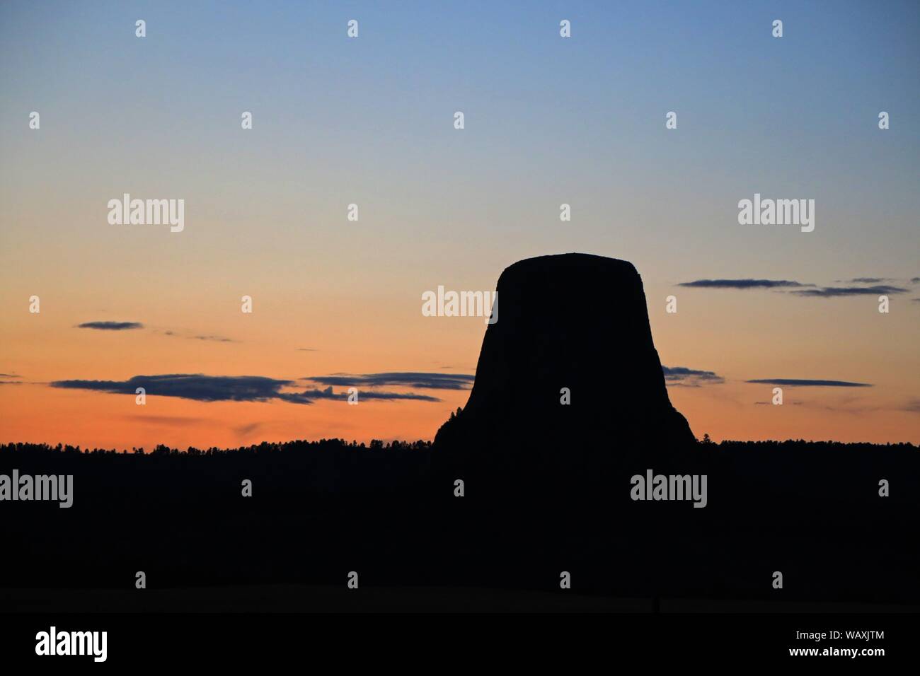 Silhouette di Devils Tower National Monument Hill nel Wyoming durante il tramonto Foto Stock