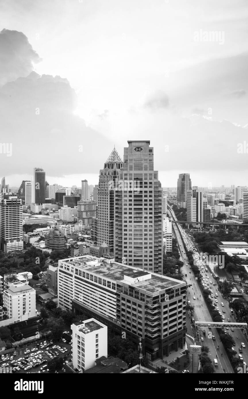 Agosto 26, 2103 Bangkok, Thailandia - Bangkok metropoli città alti edifici moderni, vista aerea. In bianco e nero Foto Stock