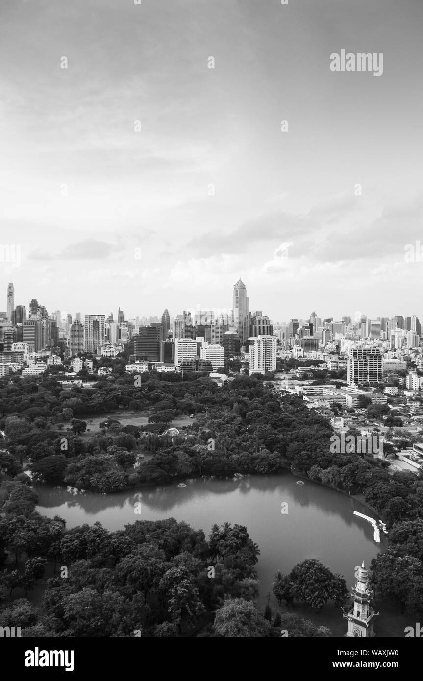 Agosto 26, 2103 Bangkok, Thailandia - Bangkok metropoli città alti edifici moderni, vista aerea Lumpini Park. In bianco e nero Foto Stock