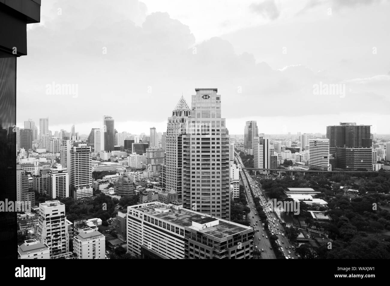 Agosto 26, 2103 Bangkok, Thailandia - Bangkok metropoli città alti edifici moderni, vista aerea. In bianco e nero Foto Stock