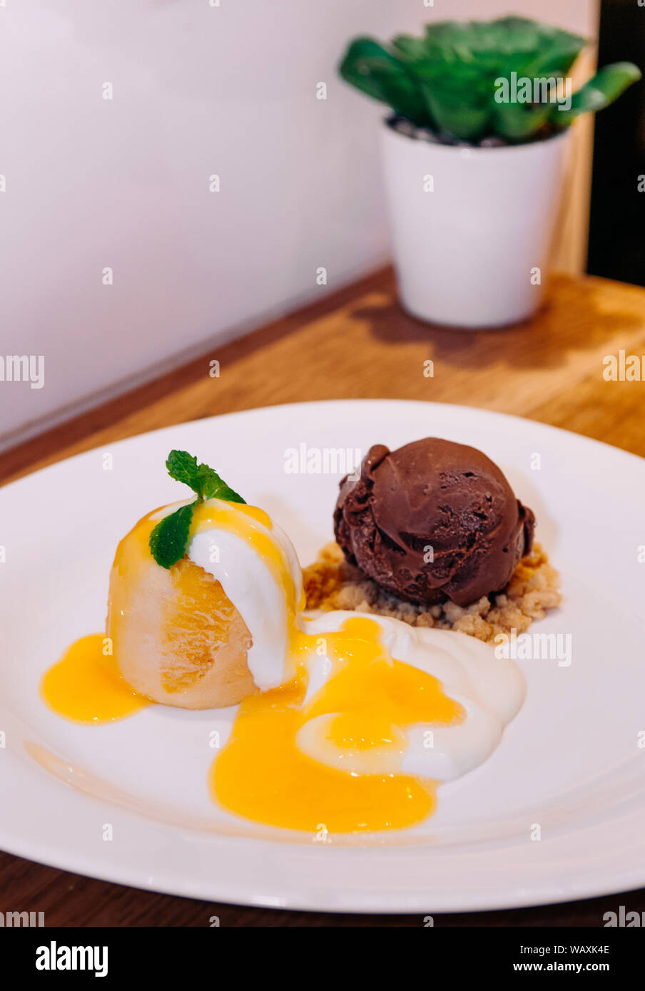 Fresche dolce freddo & arancia acida pudding con gelato al cioccolato, sbriciolate e salsa Foto Stock