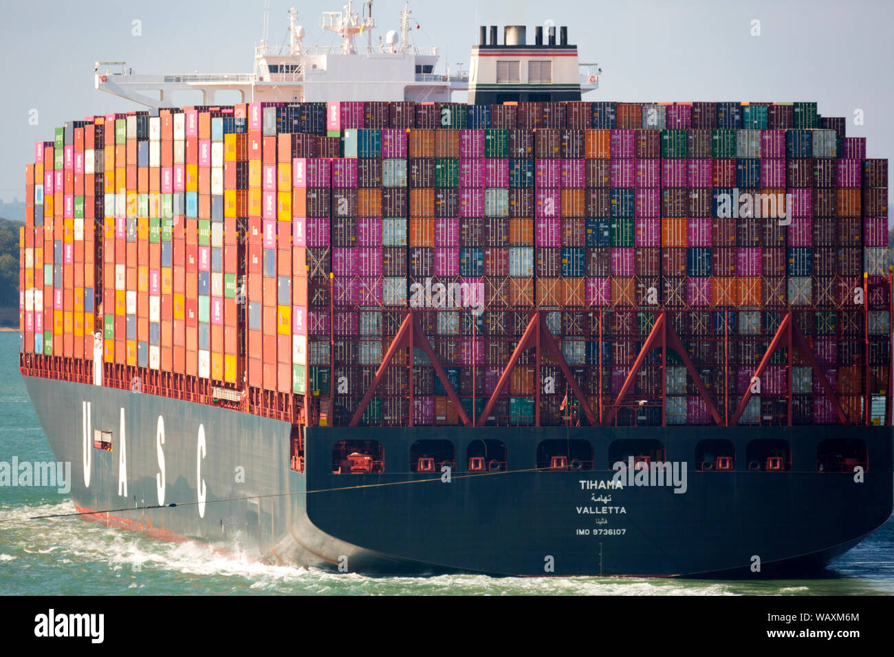 Close up,Nave portacontainer, arrivando,Tihama,Valletta,UASC,, Southampton, porto,l'Solent, Cowes, Isle of Wight, England, Regno Unito Foto Stock