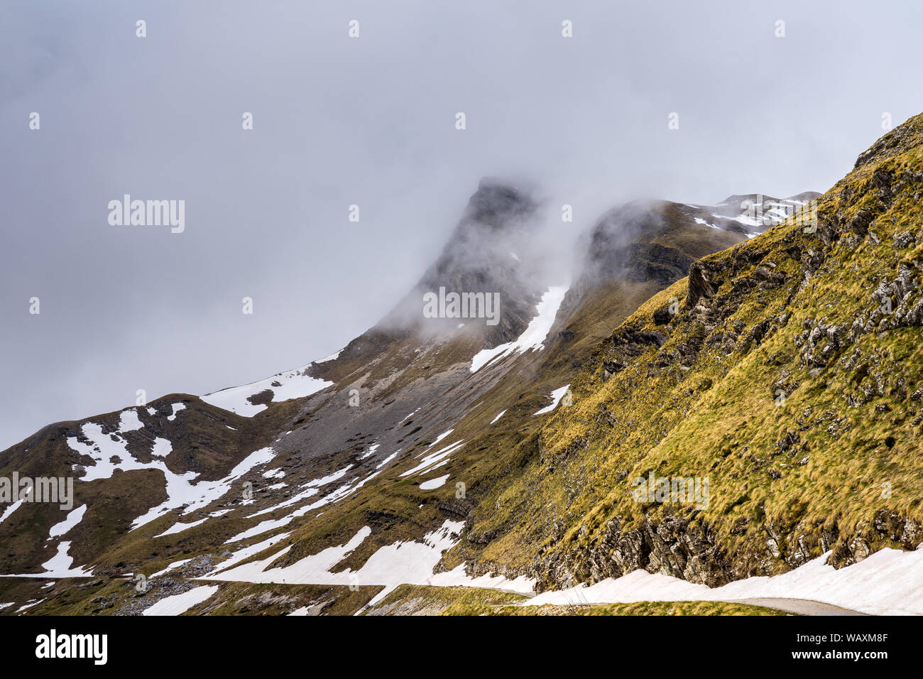 Montenegro, spettacolari alte montagne paesaggio natura nascosti nelle nebbiose umore parzialmente coperto di neve visto da sedlo pass percorso vicino zabljak nella durmito Foto Stock