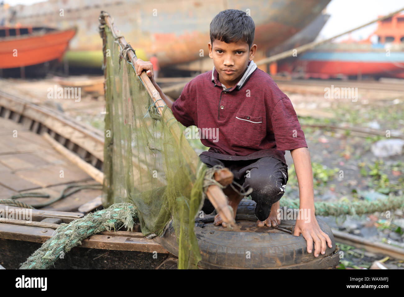 Bambino di strada a Dhaka, nel Bangladesh. Il Bangladesh ha un numero stimato di sopra 670.000 bambini di strada Foto Stock