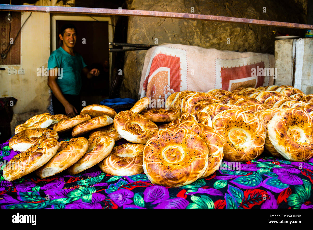 Pane tagik non fresco rotondo (Naan). Panificio artigianale nella città di OSH, Kirghizistan Foto Stock