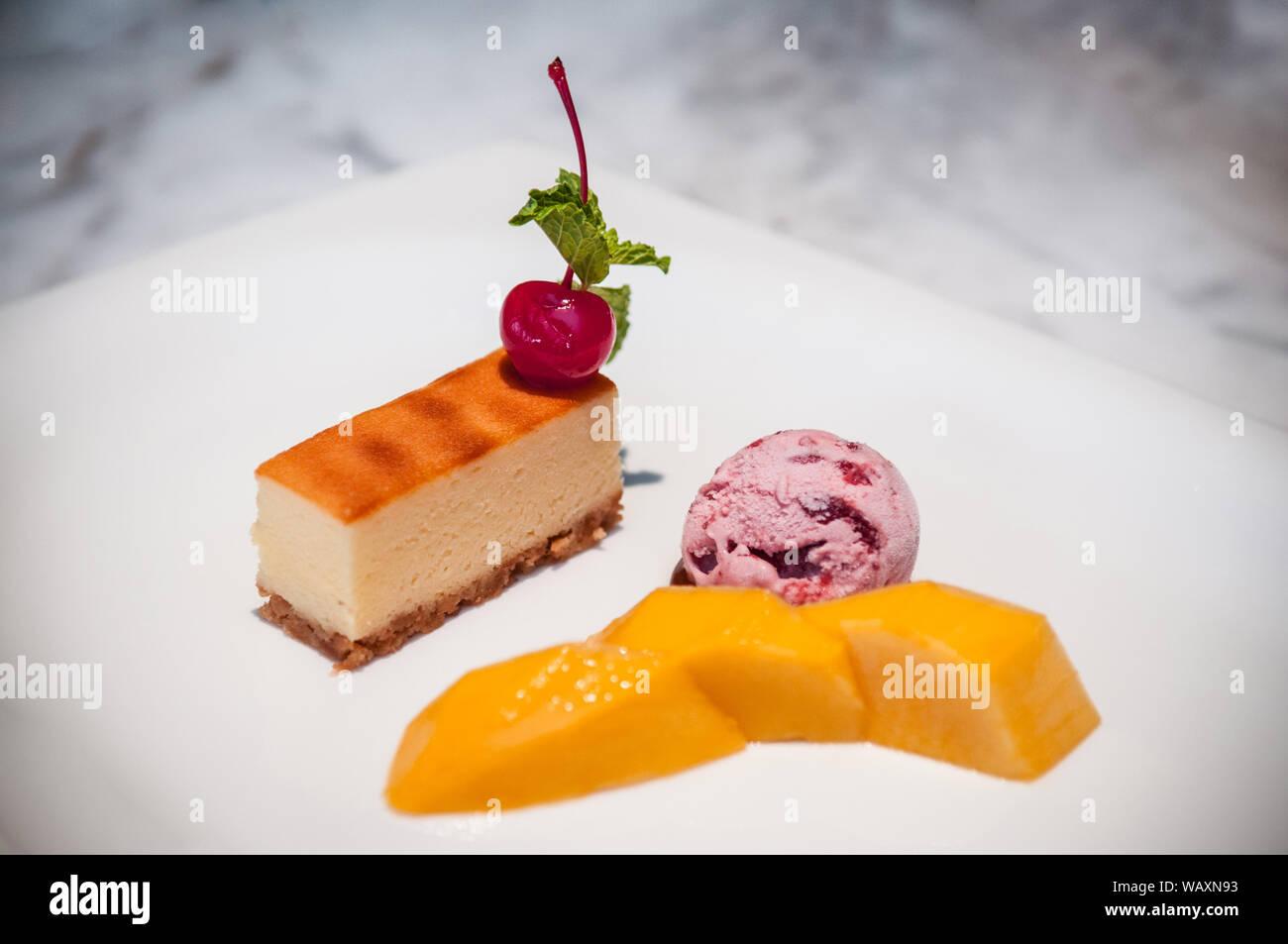 Cheesecake gelato e dolci freschi mango Foto Stock
