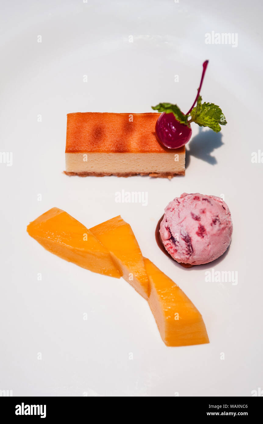 Cheesecake gelato e dolci freschi mango Foto Stock
