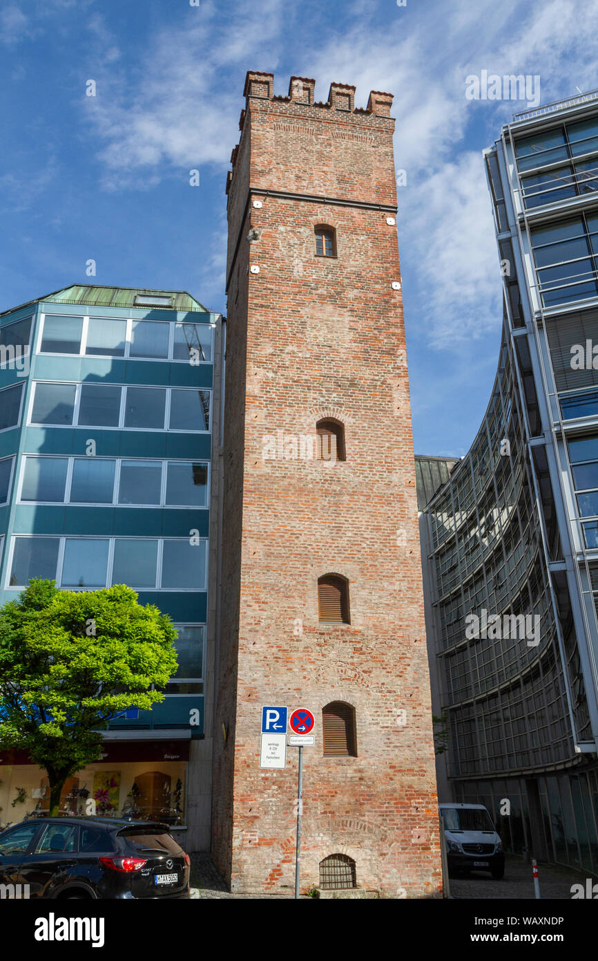 La parte del leone la torre al mercato del bestiame (Löwenturm Rindermarkt) di Monaco di Baviera, Germania. Foto Stock