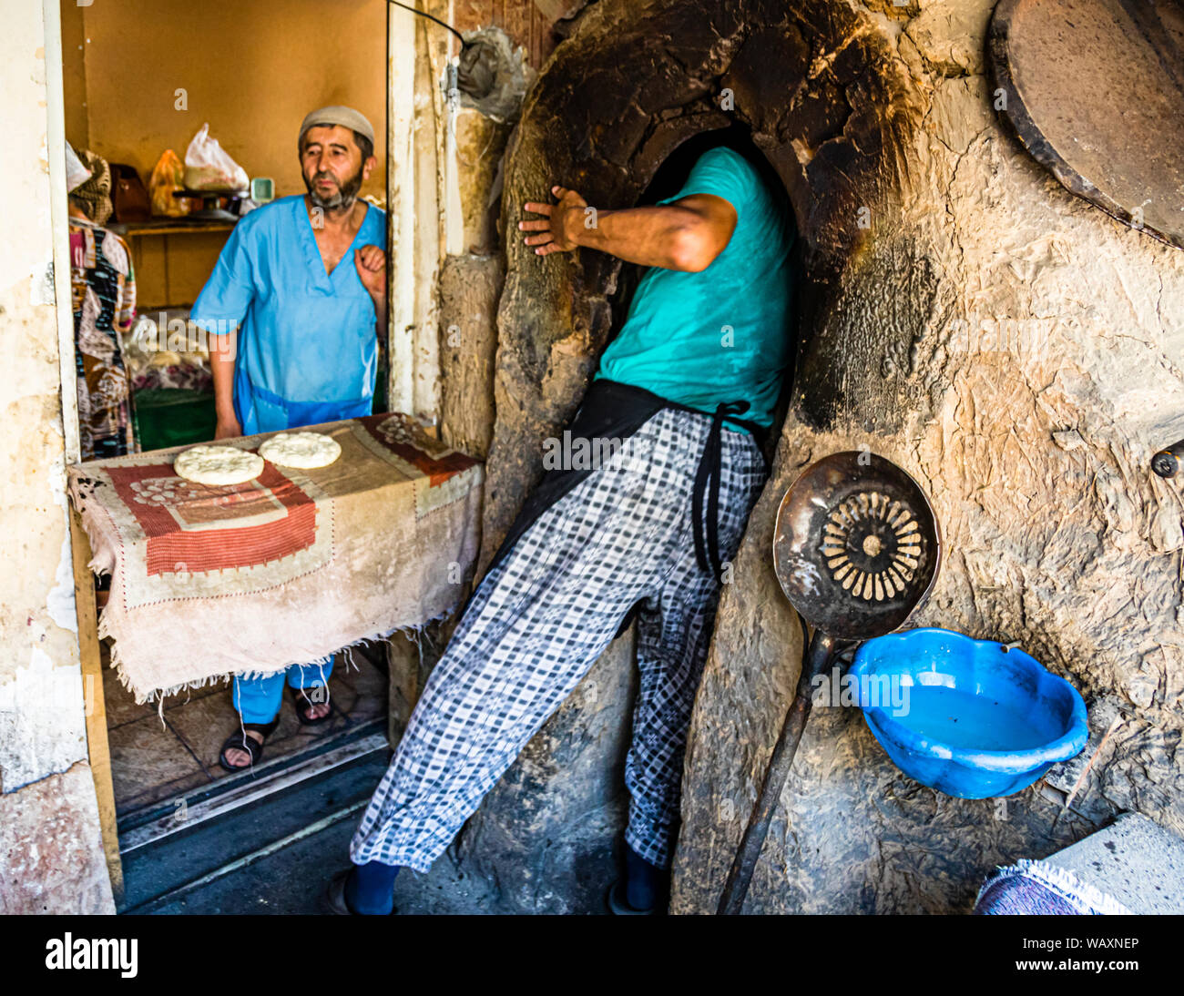Pane tagik non fresco rotondo (Naan). Panificio artigianale nella città di OSH, Kirghizistan Foto Stock
