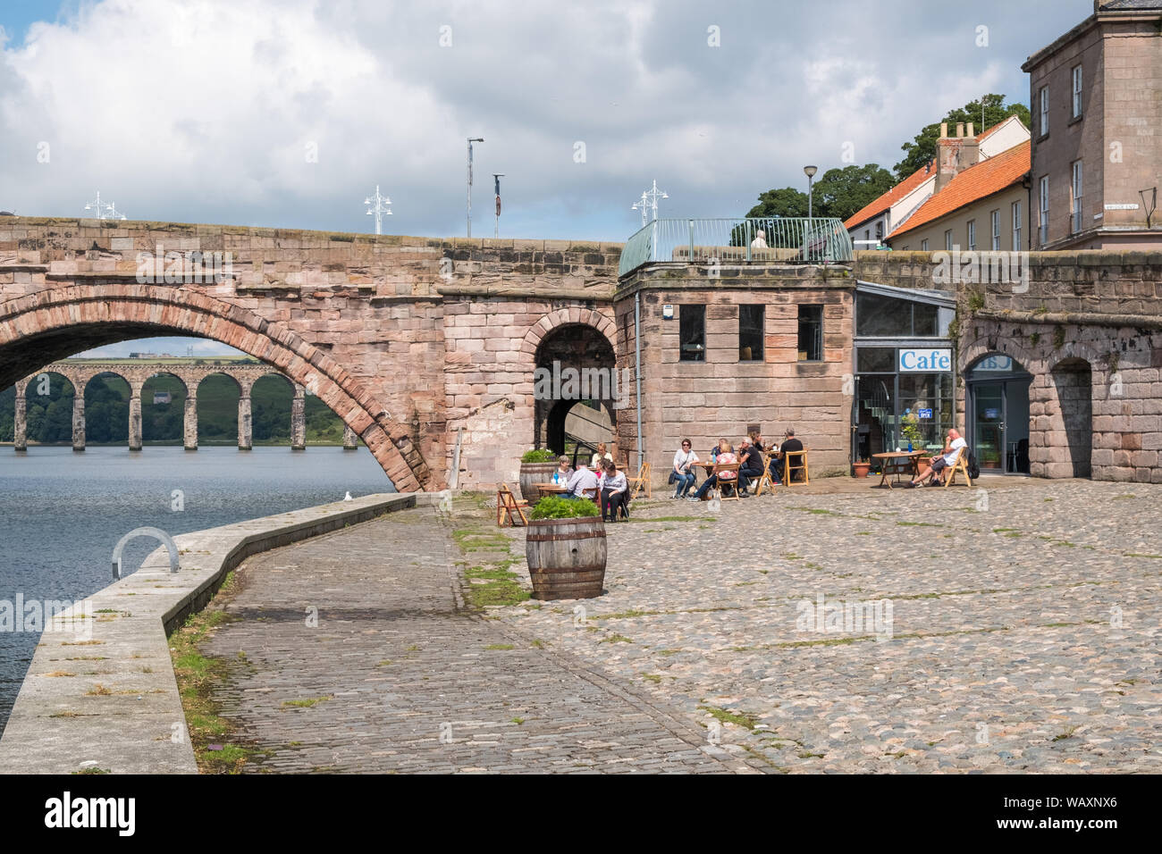 Berwick Bridge,anche noto come Ponte Vecchio,attraversa il fiume Tweed a Berwick-upon-Tweed, Northumberland, la città più settentrionale in Inghilterra, Regno Unito Foto Stock