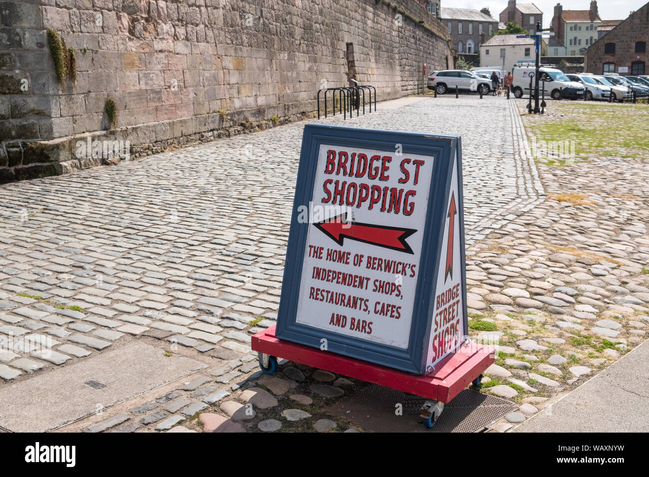 Segno indicante le direzioni di Bridge Street,casa negozi indipendenti, a Berwick-upon-Tweed, Northumberland, la città più settentrionale in Inghilterra, Regno Unito Foto Stock