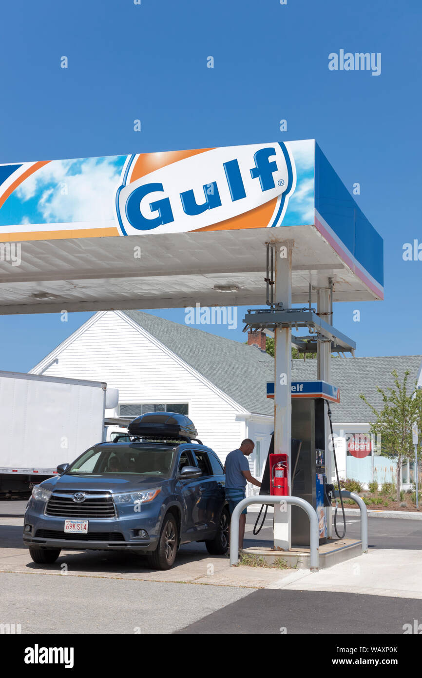 Riempimento di SUV fino al golfo di una stazione di gas. Foto Stock