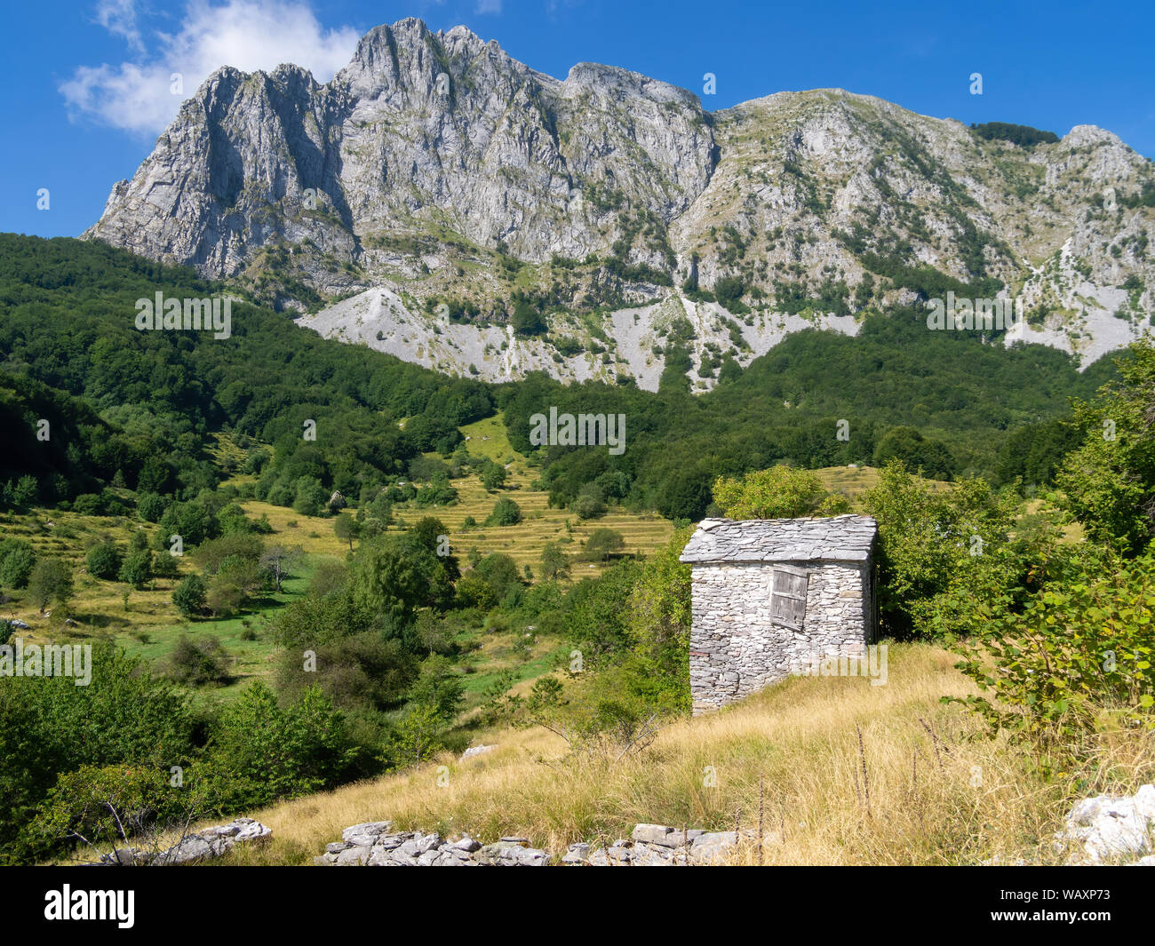 Vista di Campocatino nelle Alpi Apuane, aka Vagli Sotto. Bellissima gemma dimenticata in Garfagnana, Italia. Fuori dai sentieri battuti. Foto Stock
