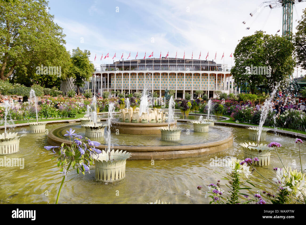 Tivoli Gardens Copenhagen DANIMARCA; Concert Hall e fontane in estate, Copenhagen DANIMARCA Scandinavia Europa Foto Stock