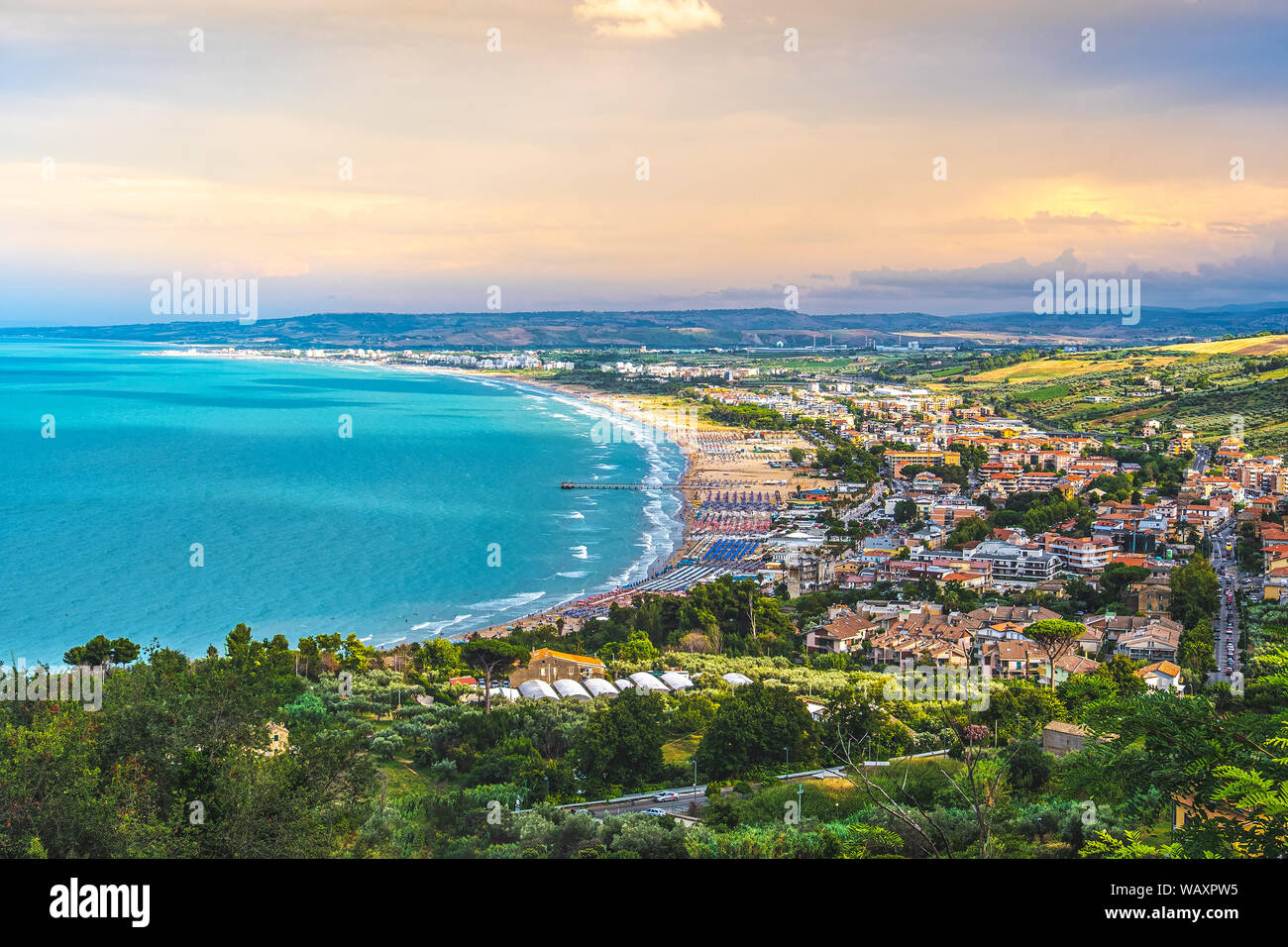 Sud Italia mare costa mediterranea tramonto in Vasto Marina - regione Abruzzo - Chieti provincia - Italia Foto Stock