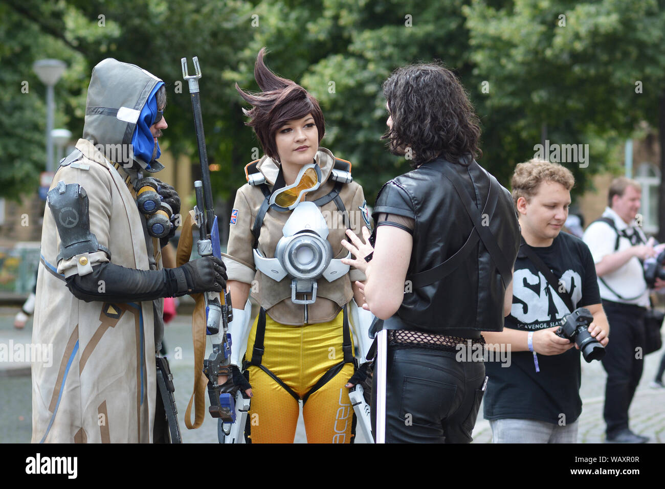 Mannheim, Germania - Agosto 2019: Cosplayers da gioco 'Overwatch" nel parco pubblico di fronte alla torre d'acqua a Mannheim durante anuale di anime e manga conv Foto Stock