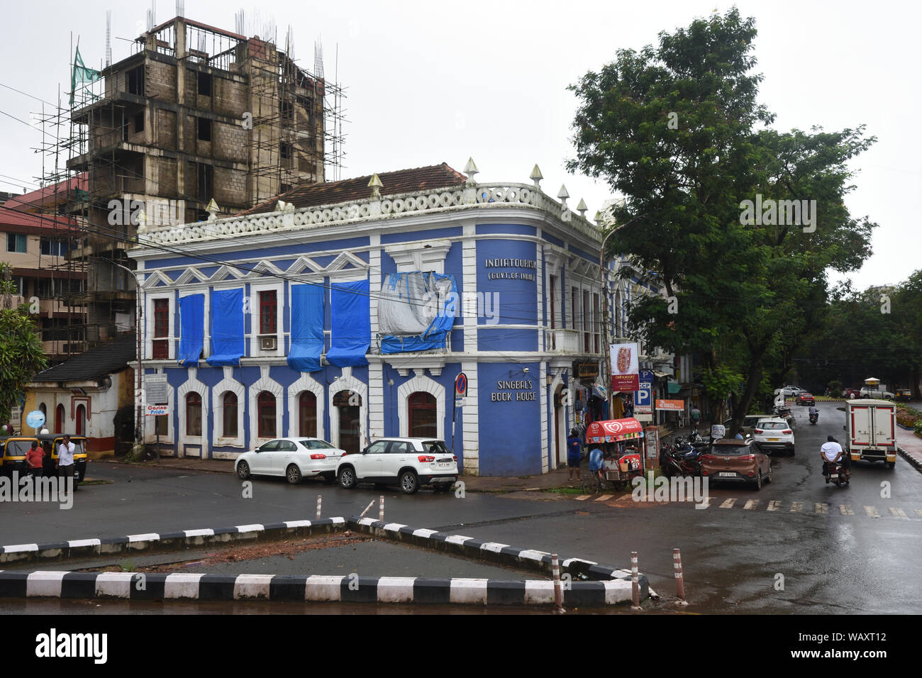 Paryatan Bhavan. Piazza della chiesa, Patto, Panaji, Goa, India. Foto Stock