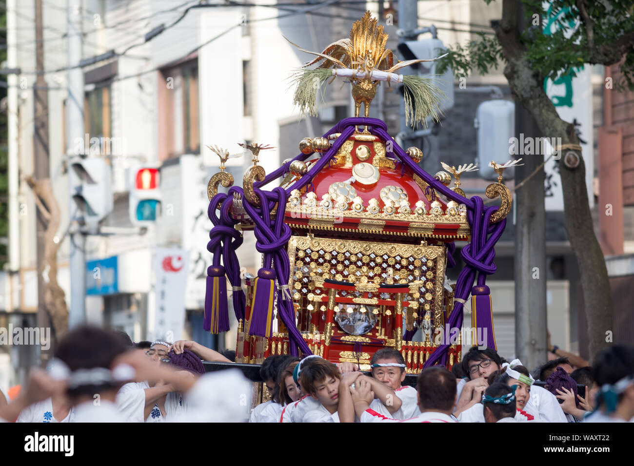 Chiba, Giappone, 08/22/2019 , i partecipanti del 893rd Myoken grande festival di trasportare il Mikoshi, un sacro palanquin religiosa (portable lo shintoismo Shrin Foto Stock