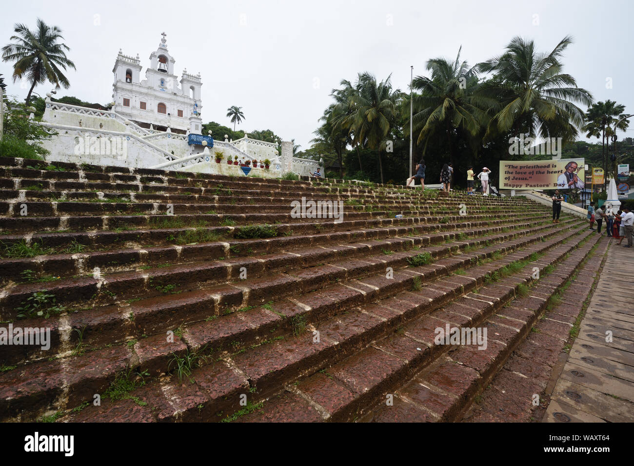 Nostra Signora dell Immacolata Concezione di Maria la Chiesa con le sue scale. Panaji, Goa, India. Foto Stock