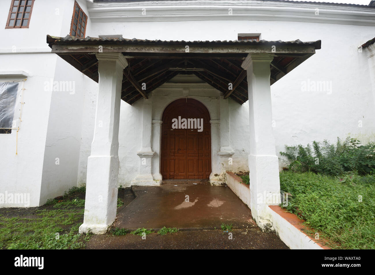 Nostra Signora dell Immacolata Concezione Chiesa ingresso sud. Panaji, Goa, India. Foto Stock
