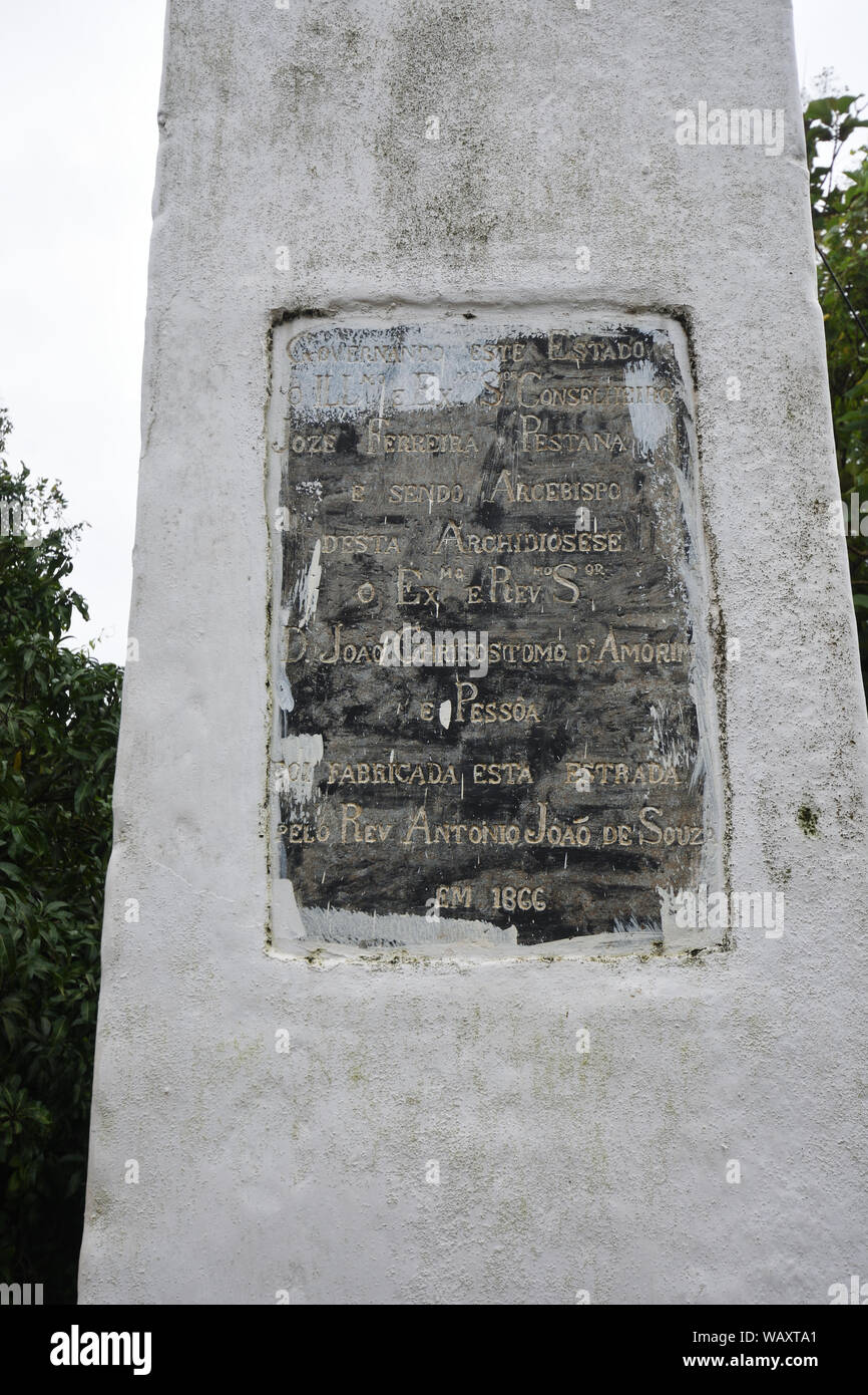 Monumento iscrizione presso la Nostra Signora dell Immacolata Concezione Chiesa campus. Panaji, Goa, India. Foto Stock