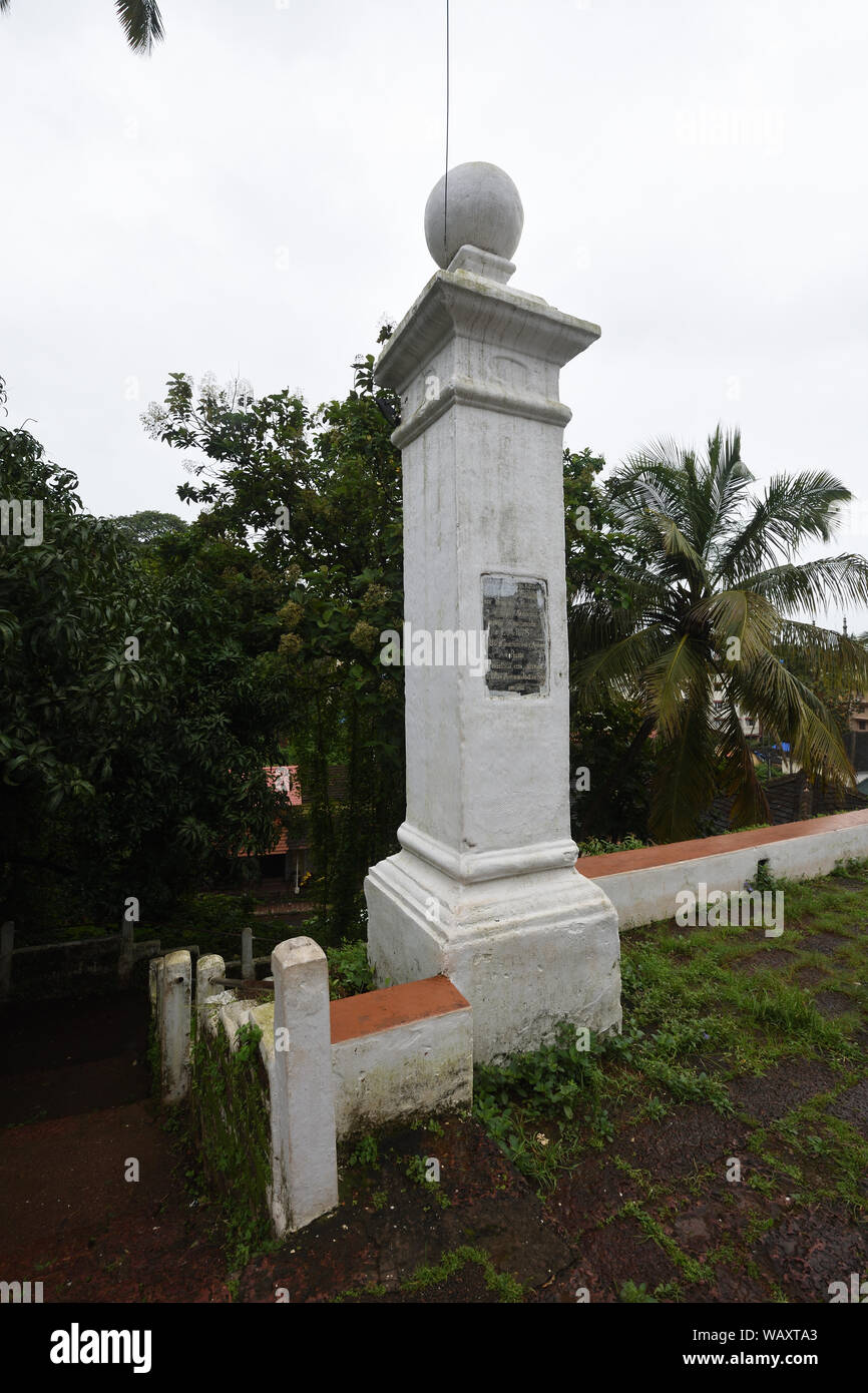 Un monumento alla Nostra Signora dell Immacolata Concezione Chiesa campus. Panaji, Goa, India. Foto Stock