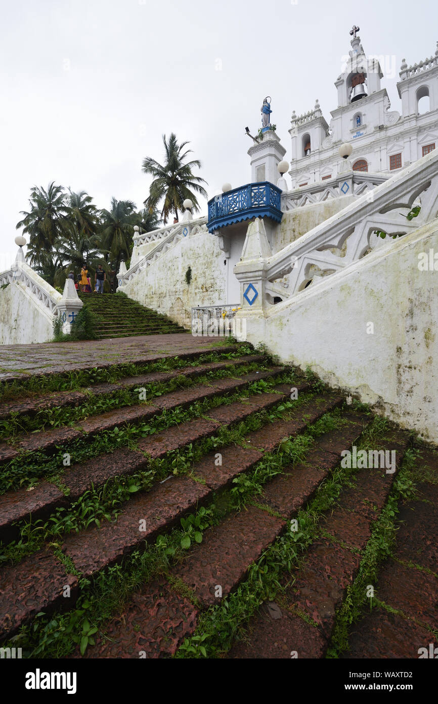 Nostra Signora dell Immacolata Concezione di Maria la Chiesa con le sue scale. Panaji, Goa, India. Foto Stock
