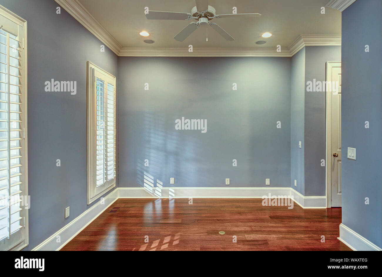 Accogliente camera non ammobiliata con pavimenti in legno, posizionare il proprio arredamento. Foto Stock