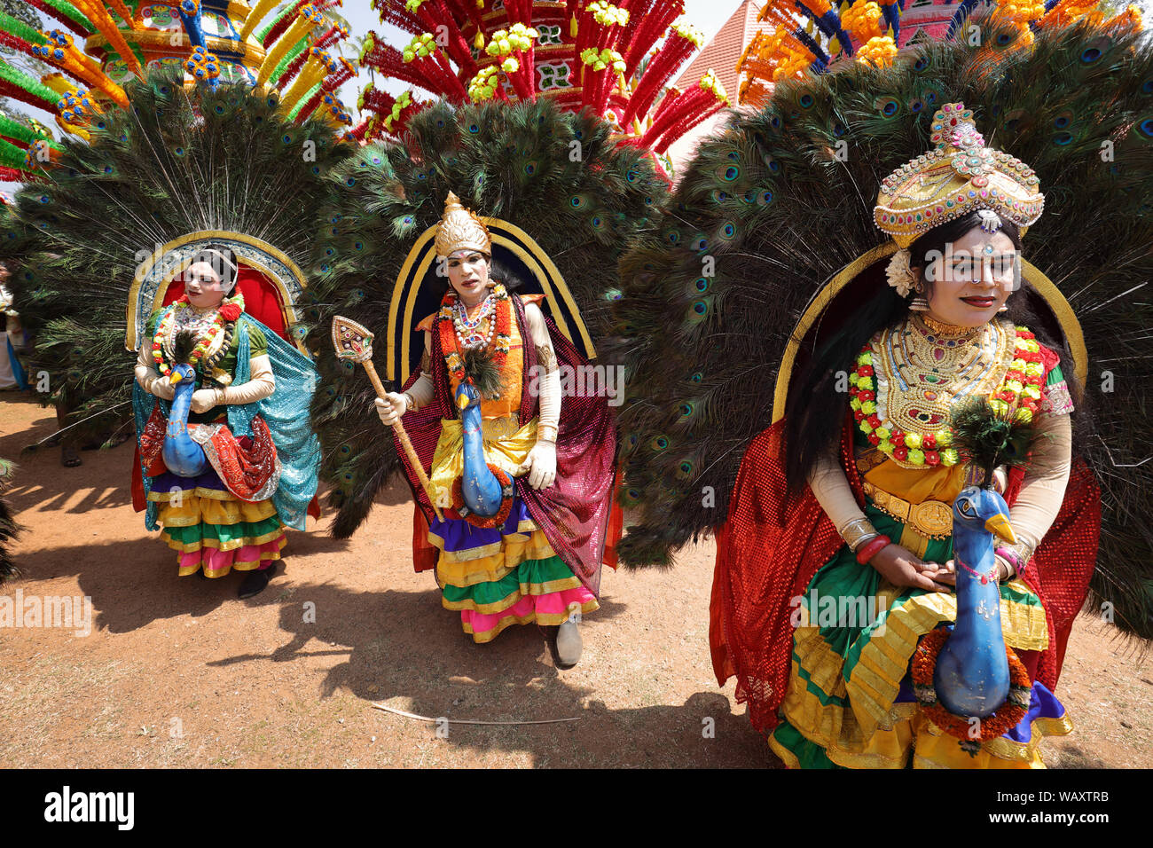 Ballerini a Theyyam e Kathakali cerimonia vicino a Kannur, India. Theyyam e Kathakali sono popolari ritualismo forme artistiche in Kerala. Foto Stock