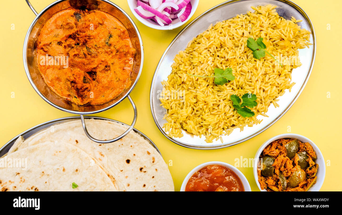 Stile Indiano Vegetariano Kofta Curry con riso pilaf e sottaceti Foto Stock