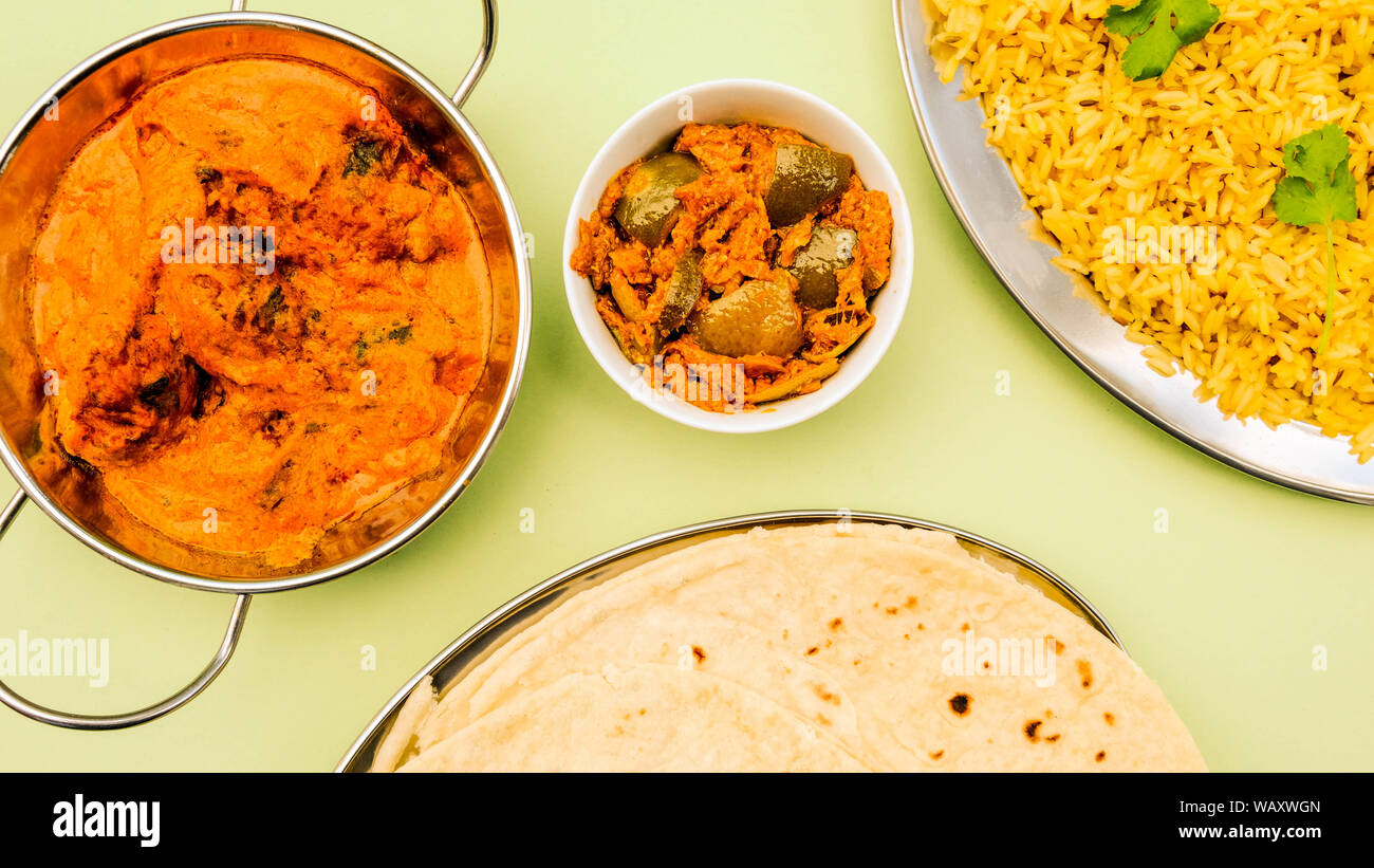 Stile Indiano Vegetariano Kofta Curry con riso pilaf e sottaceti Foto Stock