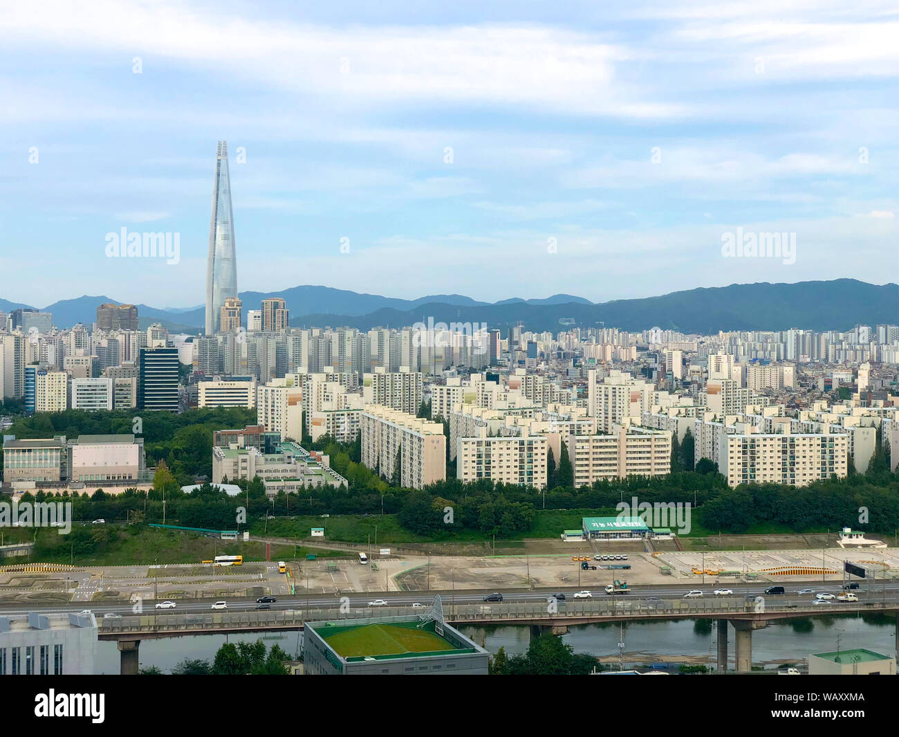 Vista aerea cityscape di Seoul, Corea del Sud. Vista aerea Lotte torre a Jamsil. Vista di Seoul con fiume e montagna. Seul downtown skyline della città, vista aerea di Seoul, Corea del Sud Foto Stock