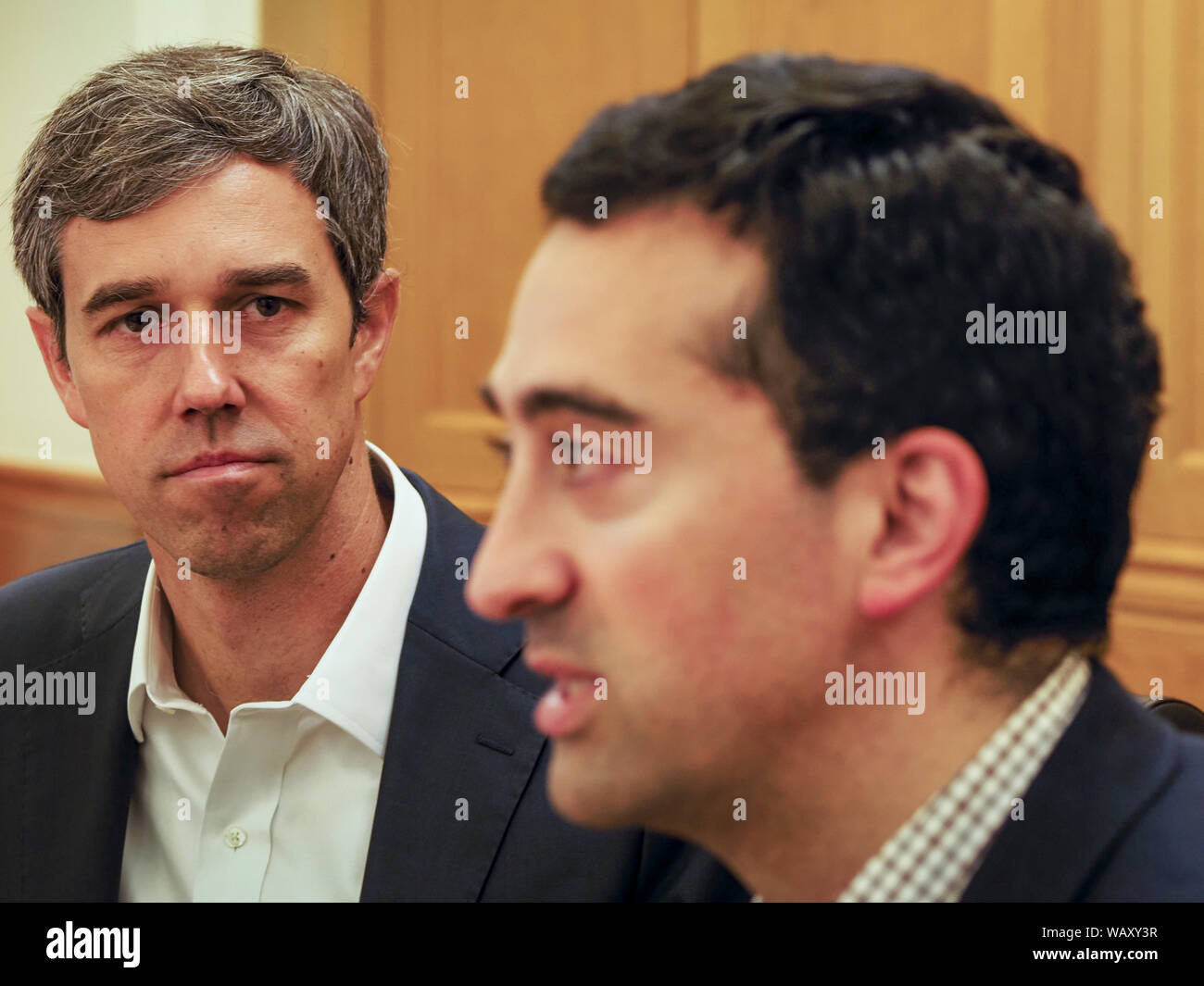 Des Moines, Iowa, USA. Il 22 agosto, 2019. BETO O'Rourke (D-TX), ascolta JOSH MANDELBAUM, a Des Moines Città Councilperson, durante una pistola la tavola rotonda di sicurezza O'Rourke ospitato nell'Iowa State Capitol di Des Moines. Egli è tornato sul sentiero di campagna che cercano la nomination democratica per la Presidenza USA dopo aver messo in pausa la sua campagna quando una supremazia bianca massacrati 22 persone a El Paso, TX, O'Rourke il natale. Iowa tradizionalmente ospita il primo evento di selezione delle elezioni presidenziali ciclo. L'Iowa Caucaso sono Febbraio 3, 2020. Credit: Jack Kurtz/ZUMA filo/Alamy Live News Foto Stock