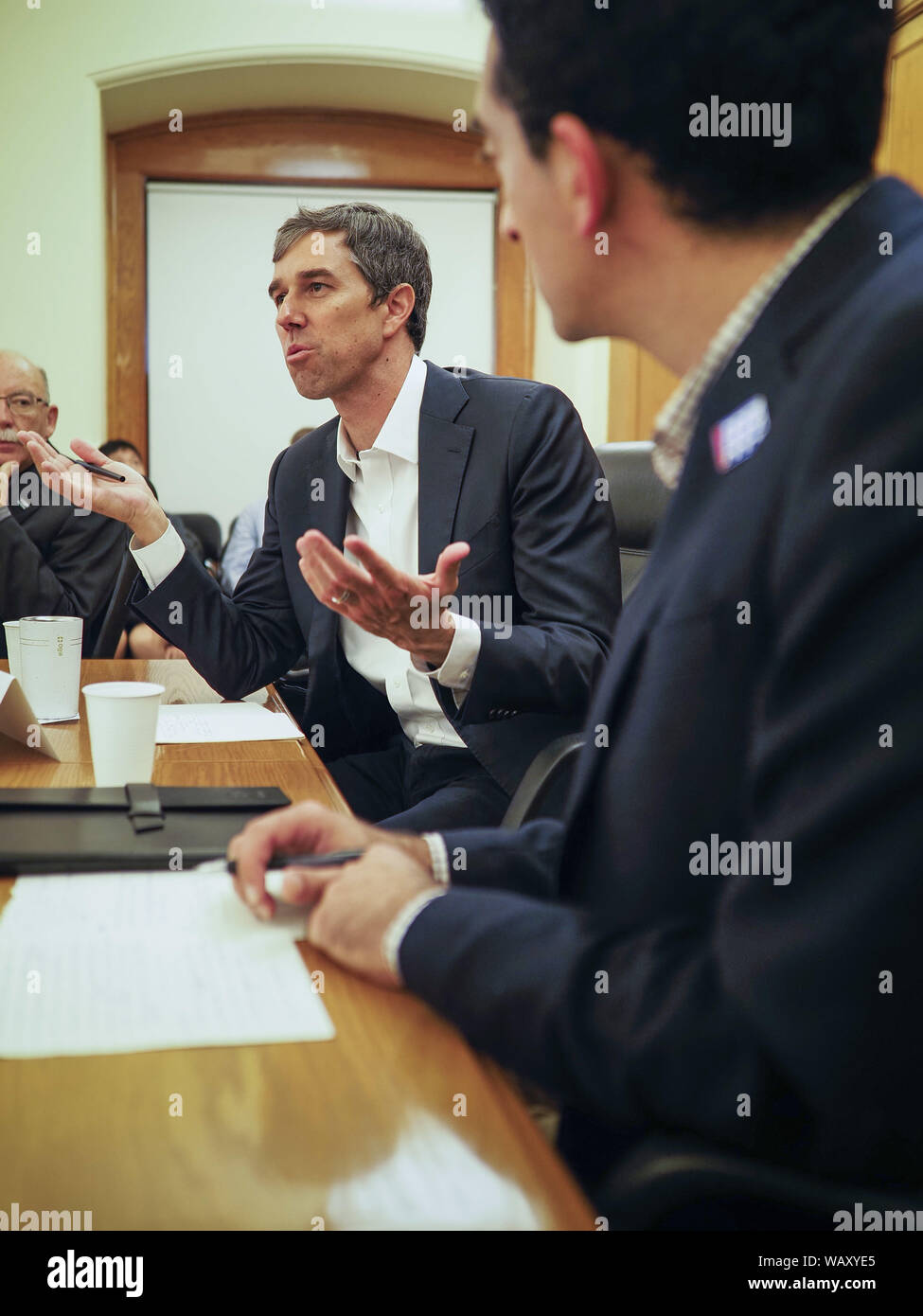 Des Moines, Iowa, USA. Il 22 agosto, 2019. BETO O'Rourke (D-TX), ospita una pistola la tavola rotonda sulla sicurezza in Iowa State Capitol di Des Moines. Egli è tornato sul sentiero di campagna che cercano la nomination democratica per la Presidenza USA dopo aver messo in pausa la sua campagna quando una supremazia bianca massacrati 22 persone a El Paso, TX, O'Rourke il natale. Iowa tradizionalmente ospita il primo evento di selezione delle elezioni presidenziali ciclo. L'Iowa Caucaso sono Febbraio 3, 2020. Credit: Jack Kurtz/ZUMA filo/Alamy Live News Foto Stock