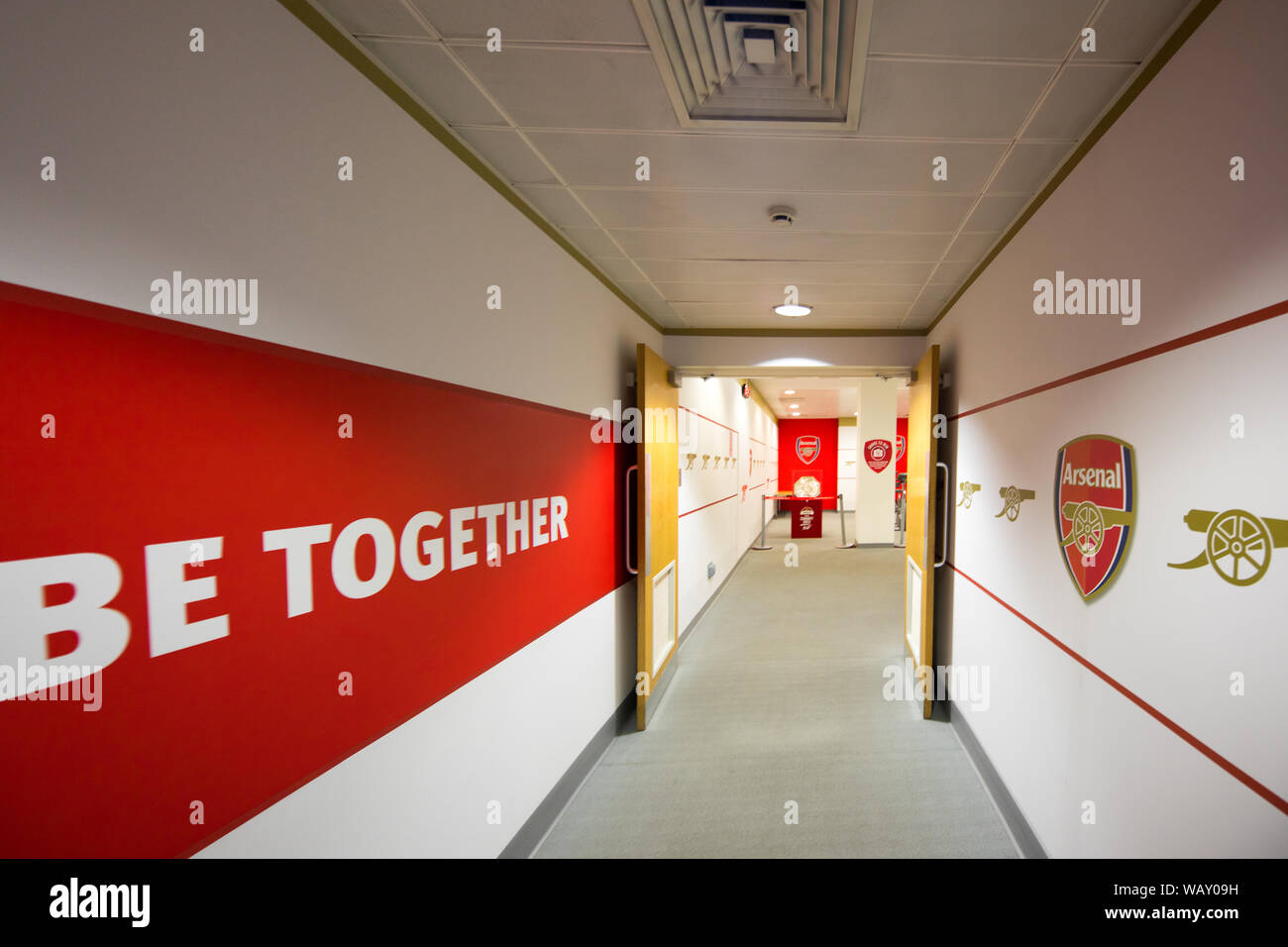 La visita di fronte all'Emirates Stadium di Londra, Regno Unito mostra l'Arsenal armeria o Arsenal shop e vendita biglietti box. Foto Stock