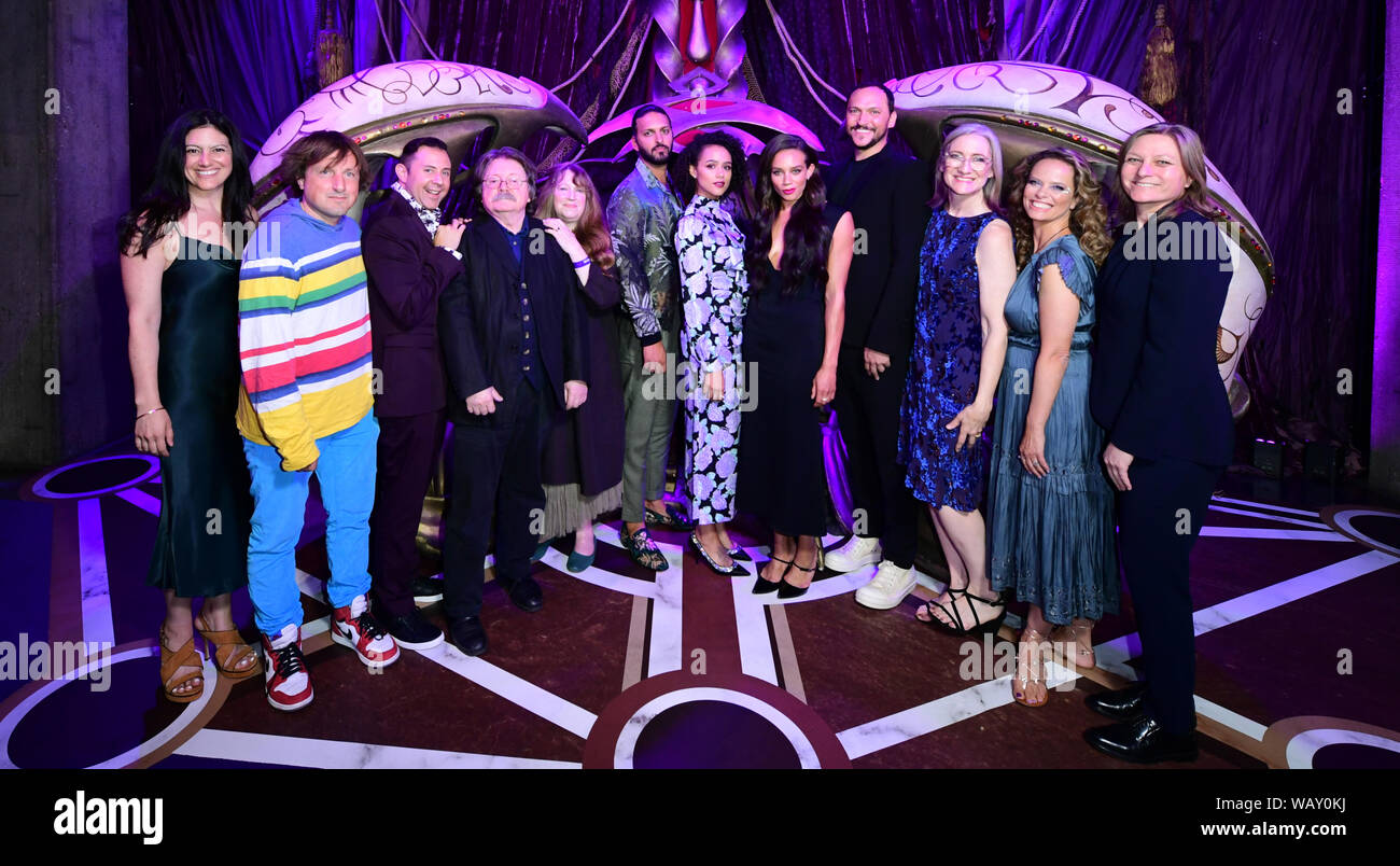Il cast e la troupe di frequentare la premiere europeo del cristallo scuro: Età di resistenza, tenutasi al BFI Southbank di Londra. Foto Stock