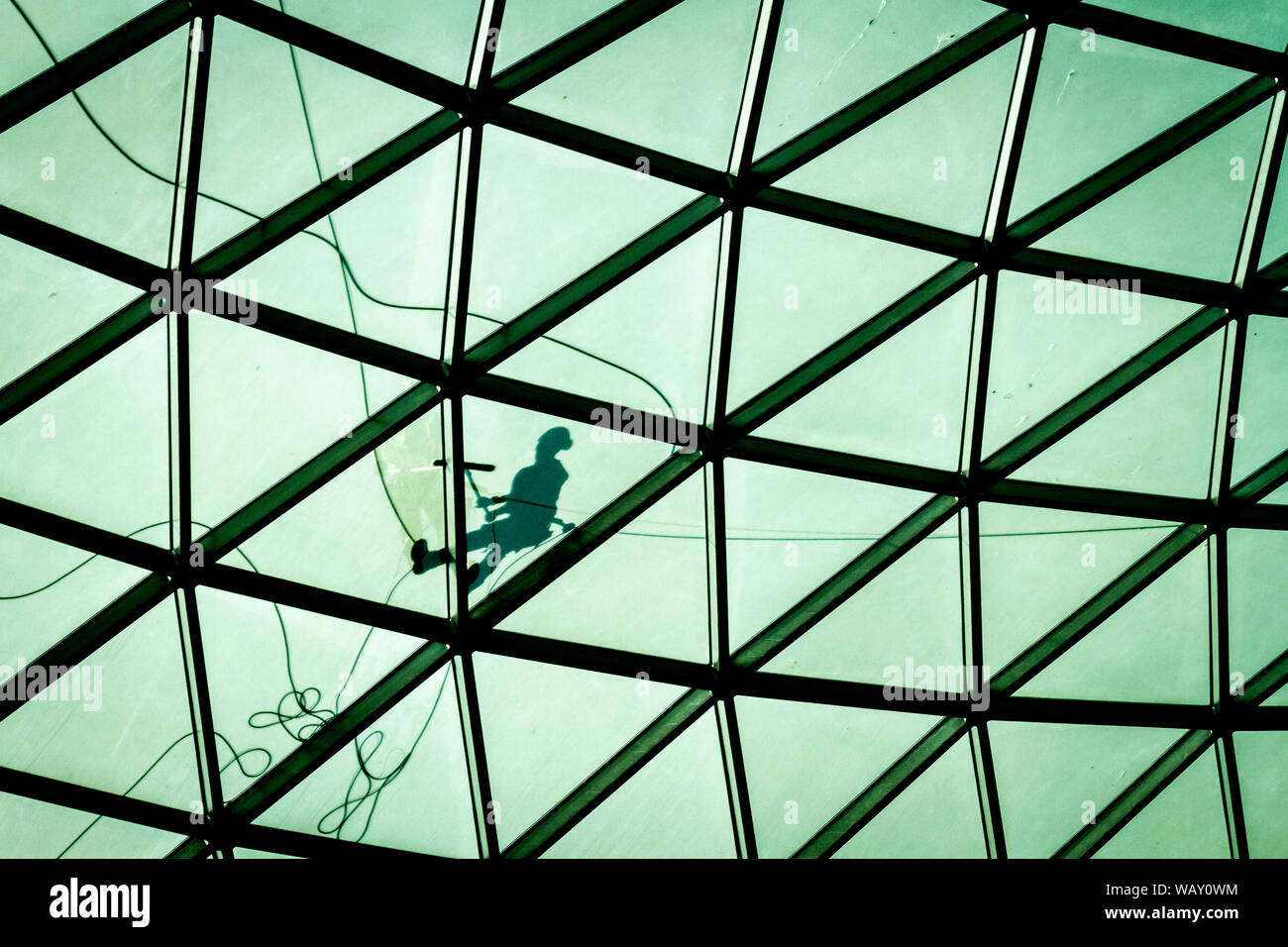 Detergente per vetri Pulizia del tetto del cortile interno del British Museum di Londra Foto Stock