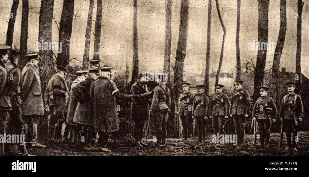 Un quotidiano di fotografia da WWI -- 1915 King George V della Gran Bretagna di consegnare le medaglie ai soldati nella parte anteriore Foto Stock